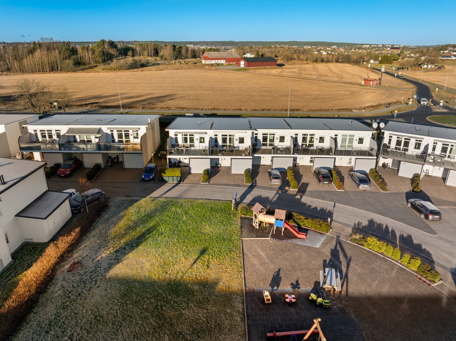 Rekkehuset har barnevennlig beliggenhet på attraktive Rubintunet på Begby. Lekeplass rett utenfor huset og fine arealer for lek. Galleribilde