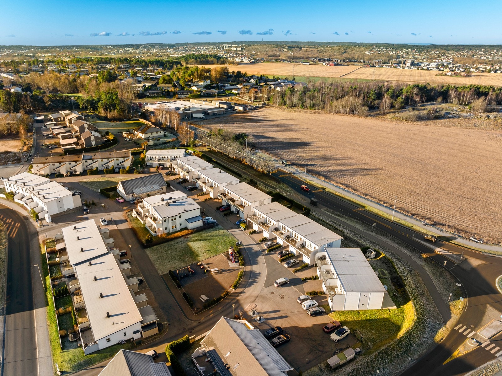 Gangavstand til barnehager, barne- og ungdomsskole, idrettsanlegg, bussholdeplasser, samt til Begby senter, hvor det bl.a. finnes Meny, apotek, blomsterbutikk og frisør. Galleribilde