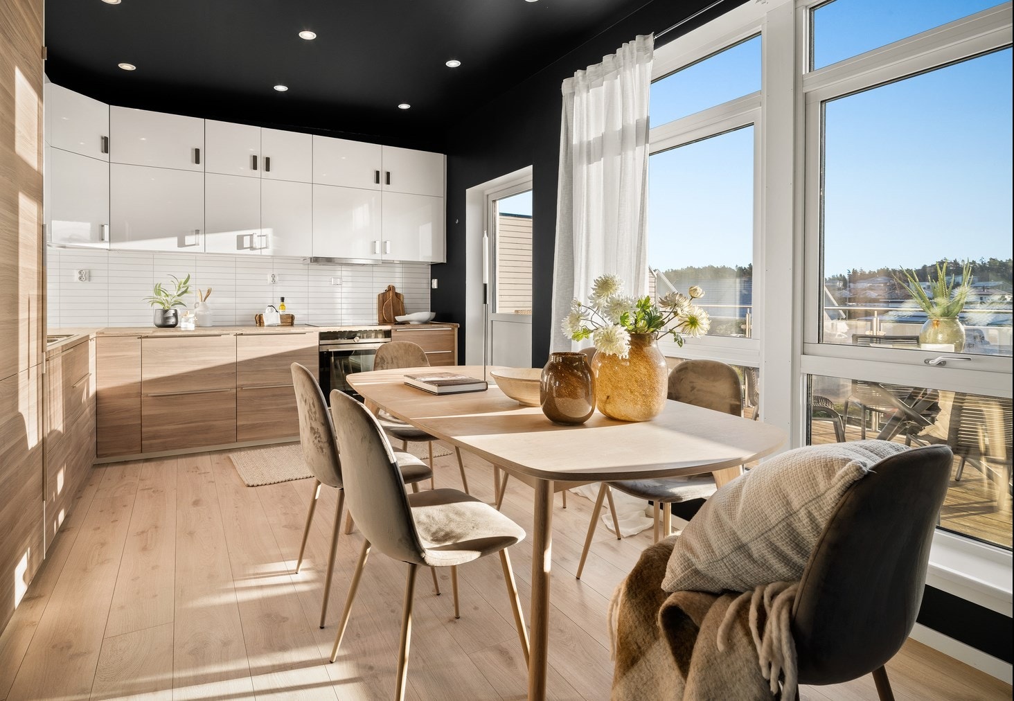 Fra kjøkkenet har man utgang til praktisk balkong. Galleribilde