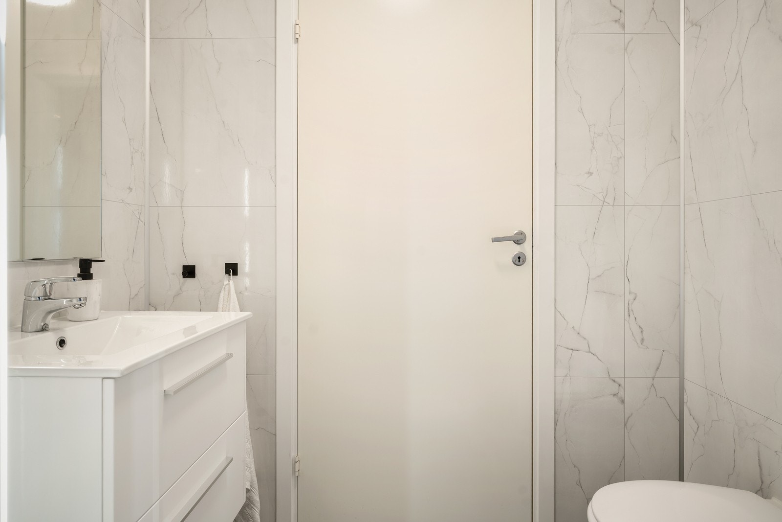 I andre etasje finner man også et praktisk gjestetoalett med veggmontert klosett og en servant nedfelt i innredning. Galleribilde