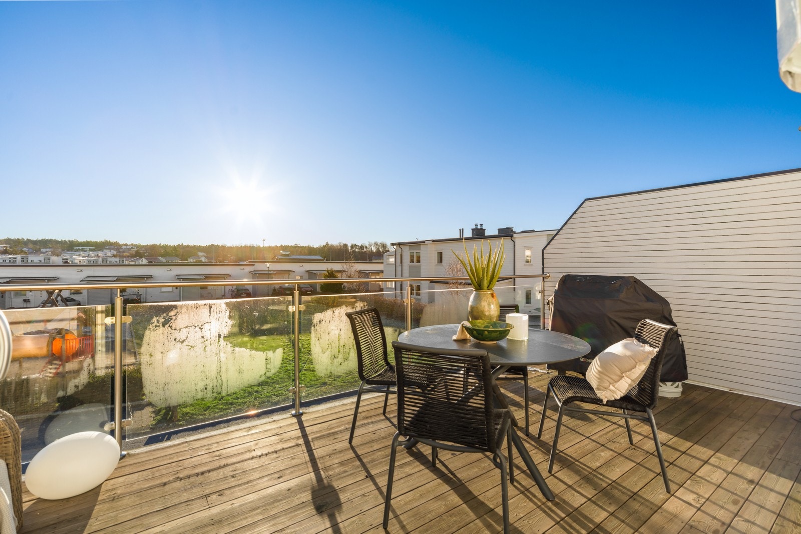 Et supert sted å nyte måltider med fint utsyn mot fellesområdene Galleribilde