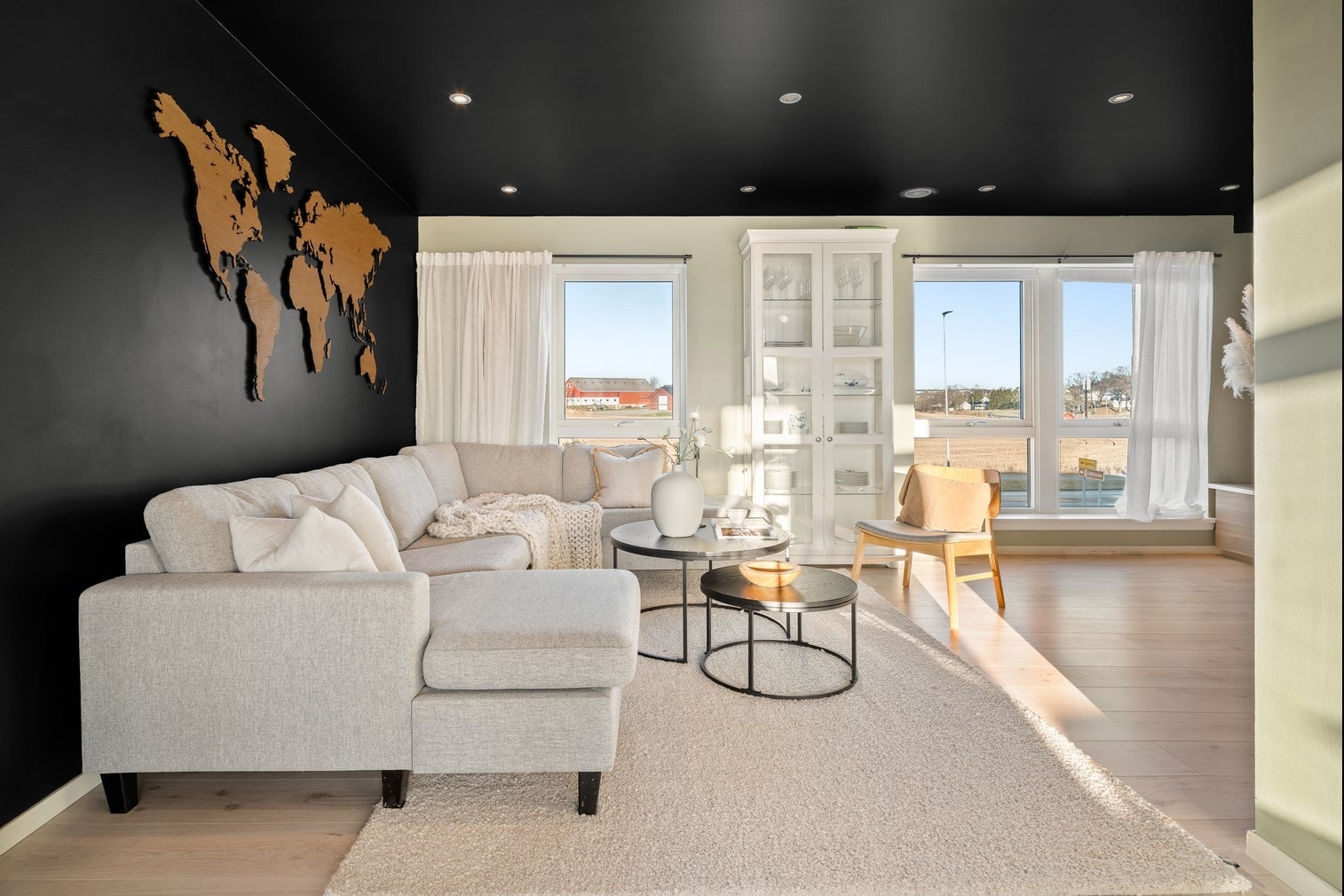 Stuen er av god størrelse og oppleves som luftig og romslig, med store vindusflater som slipper inn rikelig med naturlig lys. Galleribilde