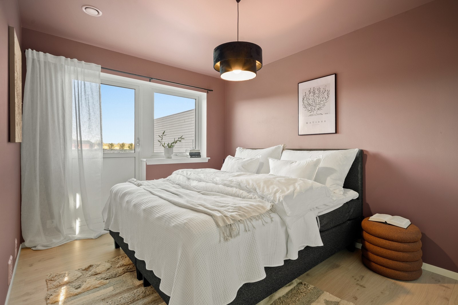 Alle soverommene har god plass til seng og ønsket garderobemøblement. Fra hovedsoverommet er det utgang til solrik uteplass. Galleribilde