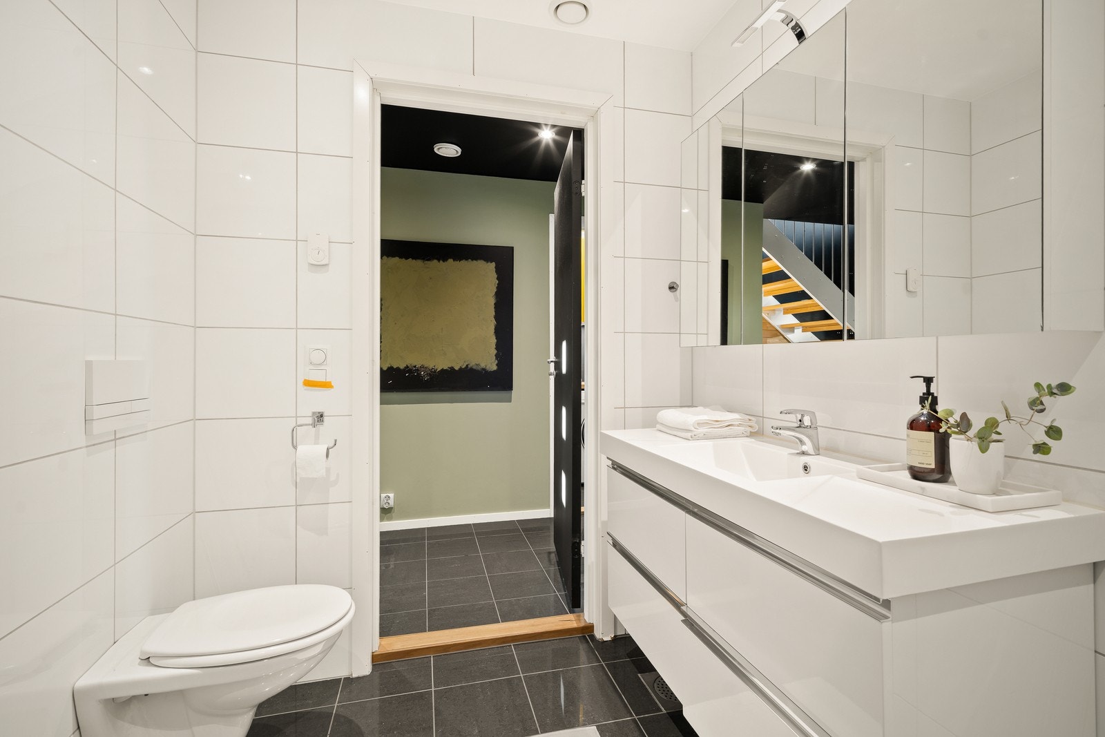 Badet har flislagte overflater på både gulv og vegger, med malt tak. Gulvet er utstyrt med vannbåren varme. Galleribilde