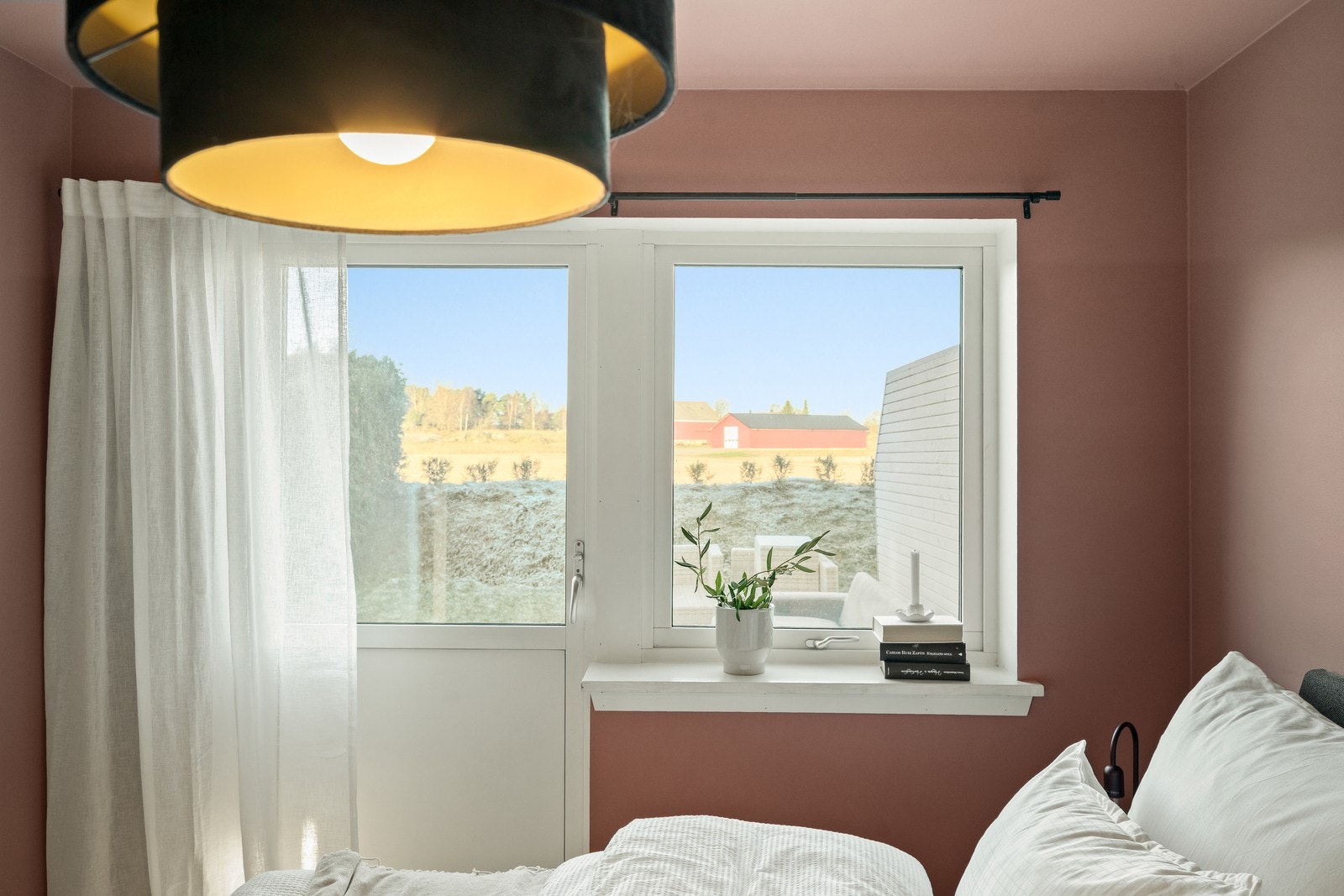 Hovedsoverommet bruker mange også som TV-stue. Her er det utgang til terrasse på hele 29 kvm. Galleribilde