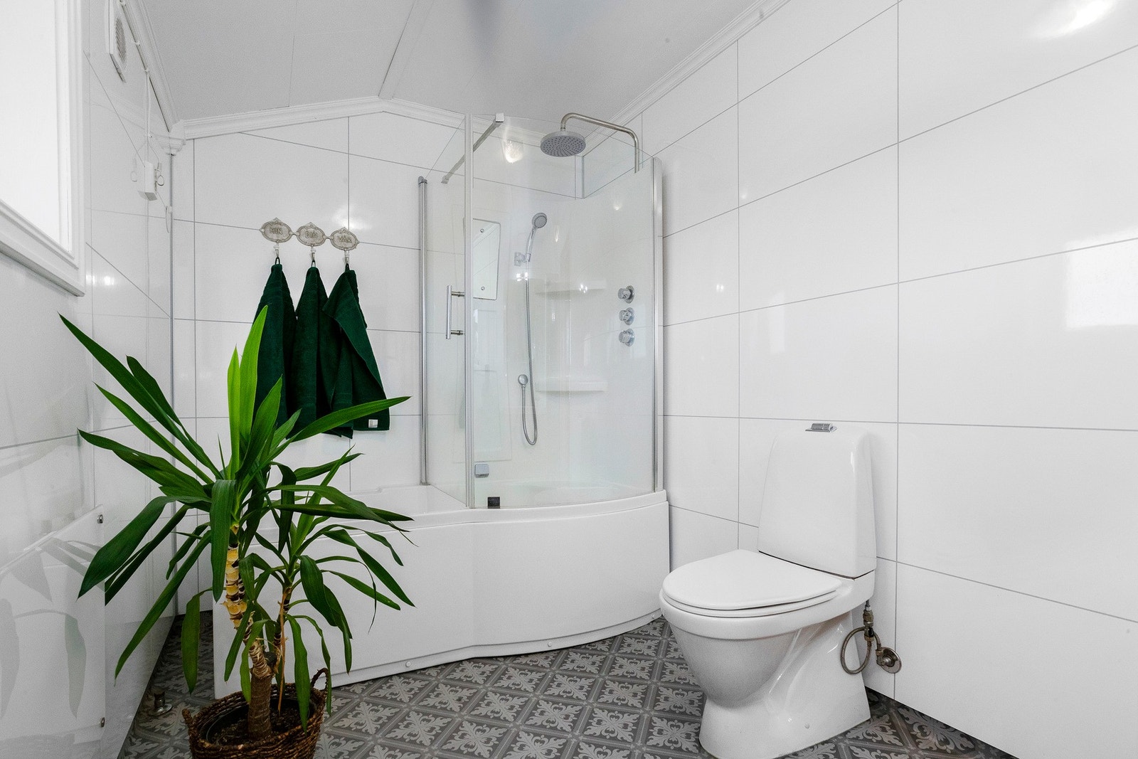 Fantastisk stort familiebad med både dusj og badekar i ett Galleribilde