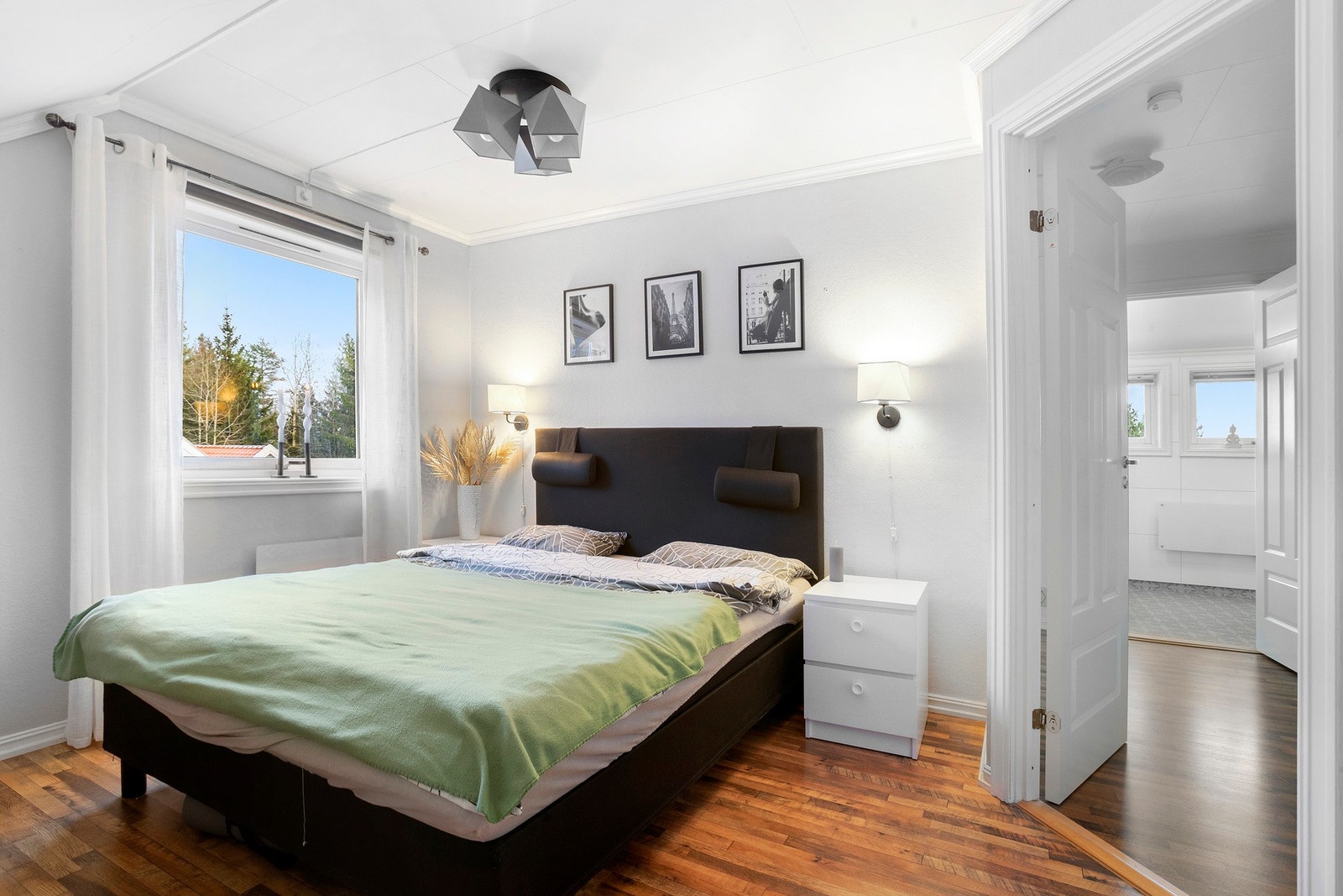 Det er totalt 3 soverom, dette er det største Galleribilde