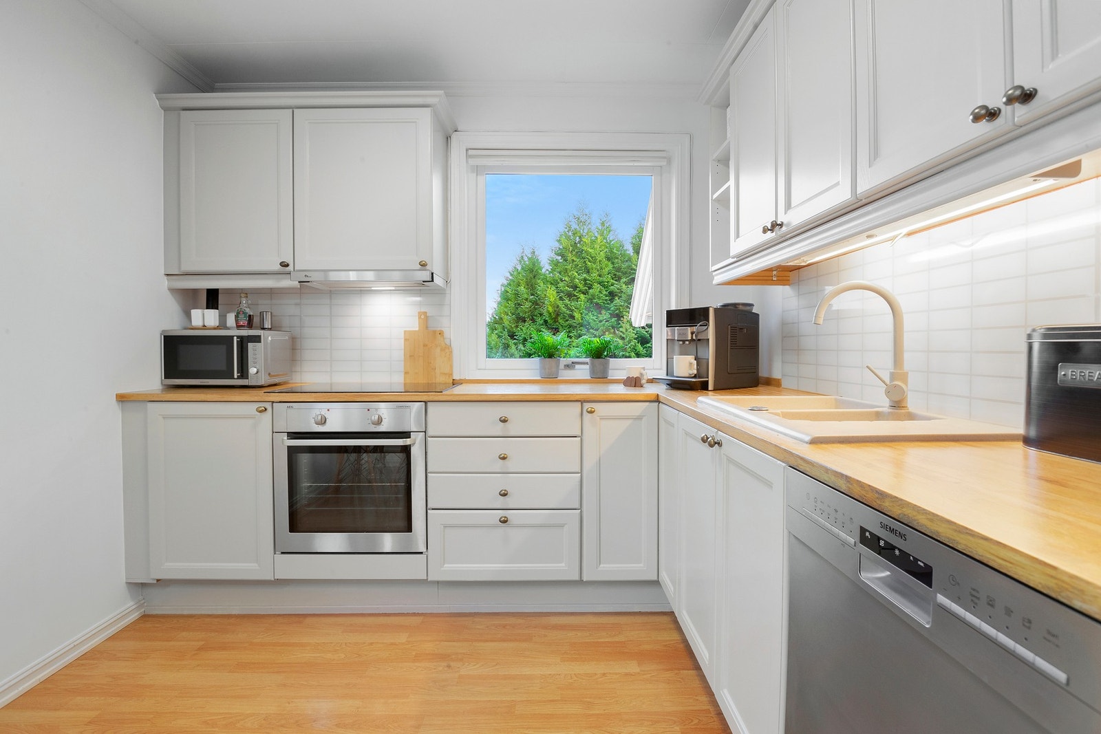 Klassisk, lyst og pent kjøkken Galleribilde