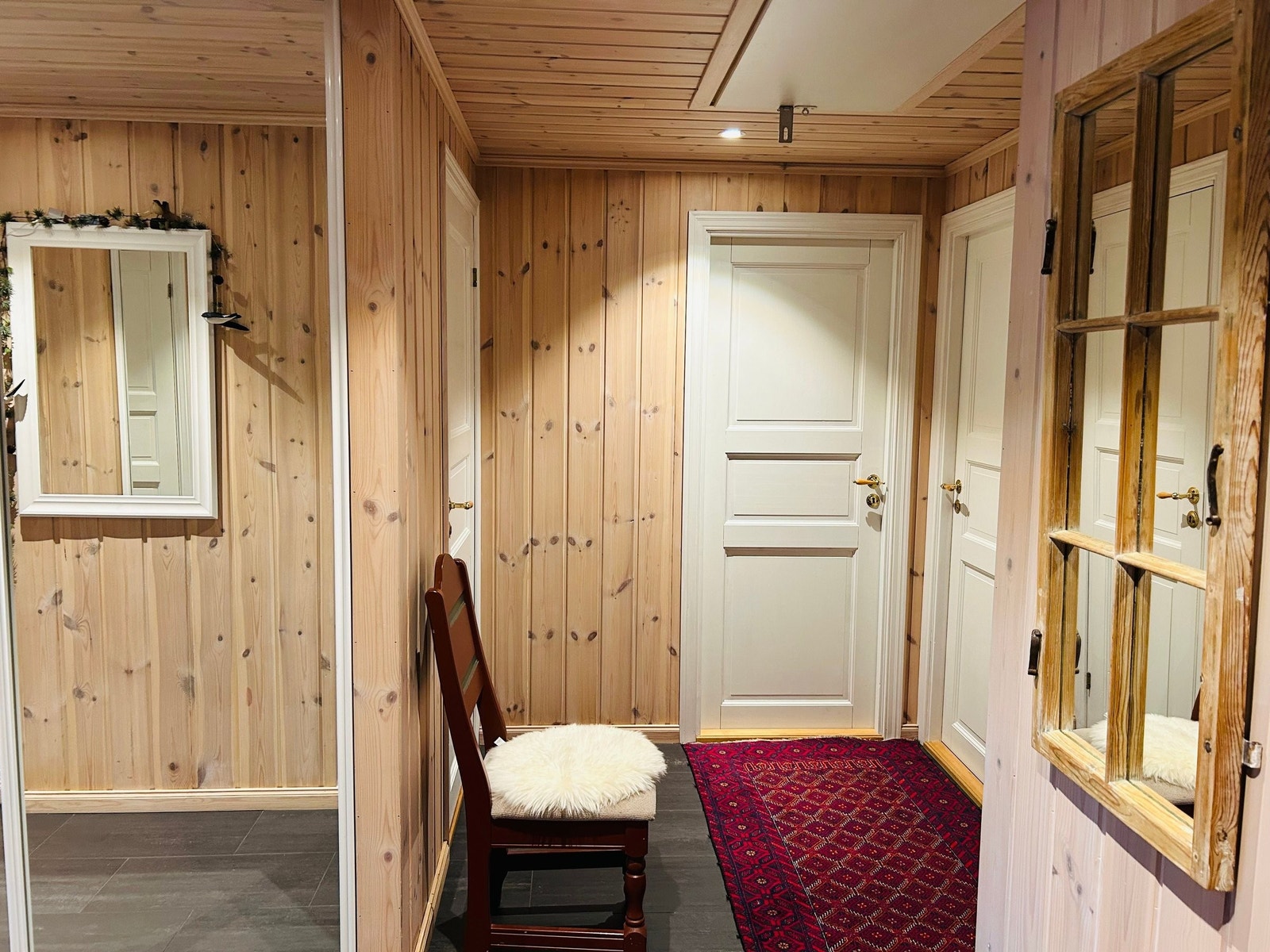 Lyst, lett og enkelt interiør. Galleribilde