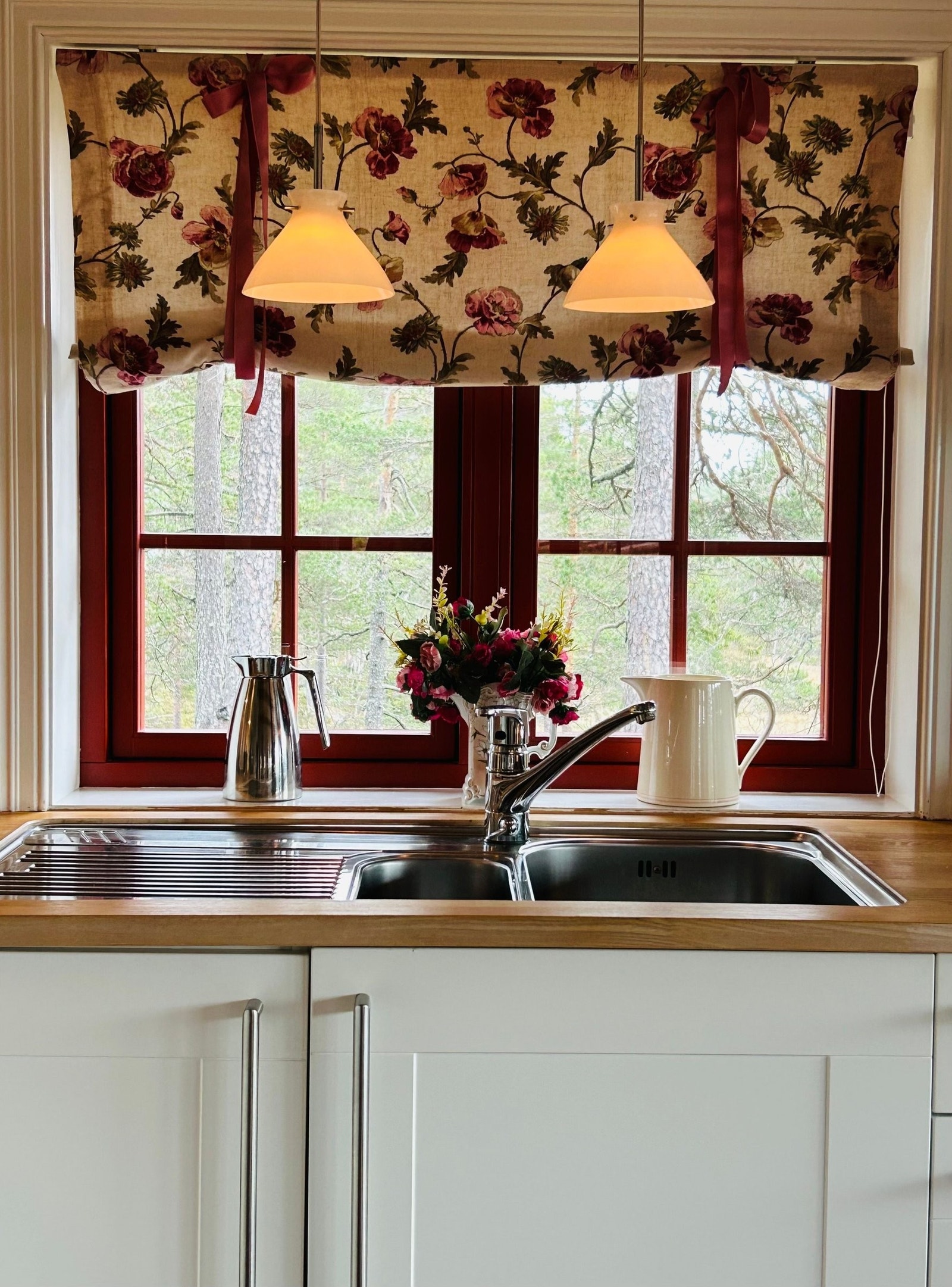 Kjøkkenvindu vendt mot skogen. Galleribilde