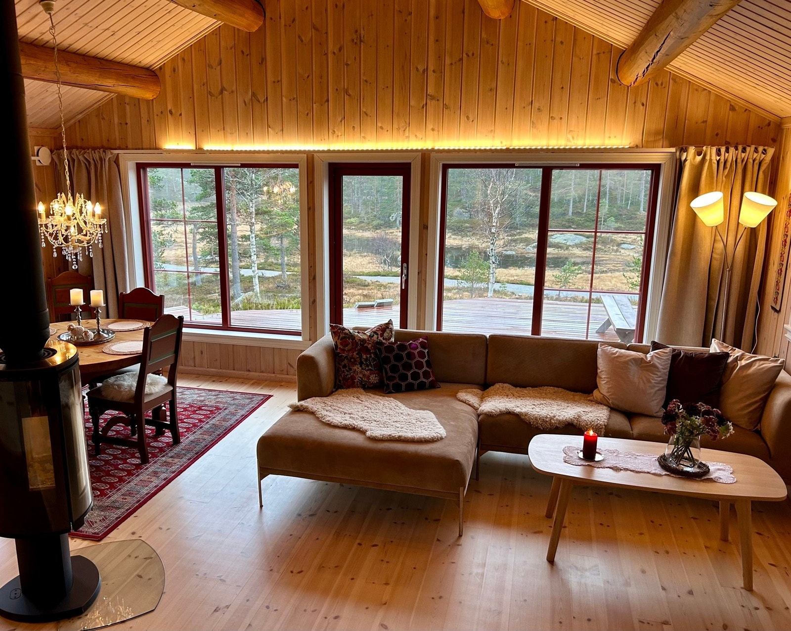 De store vinduene gir flott lys og naturen rett inn i stua Galleribilde