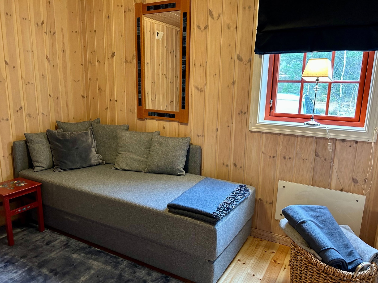 Soverommet (hyttekontoret) er praktisk innredet med sovesofa (dobbel). Galleribilde