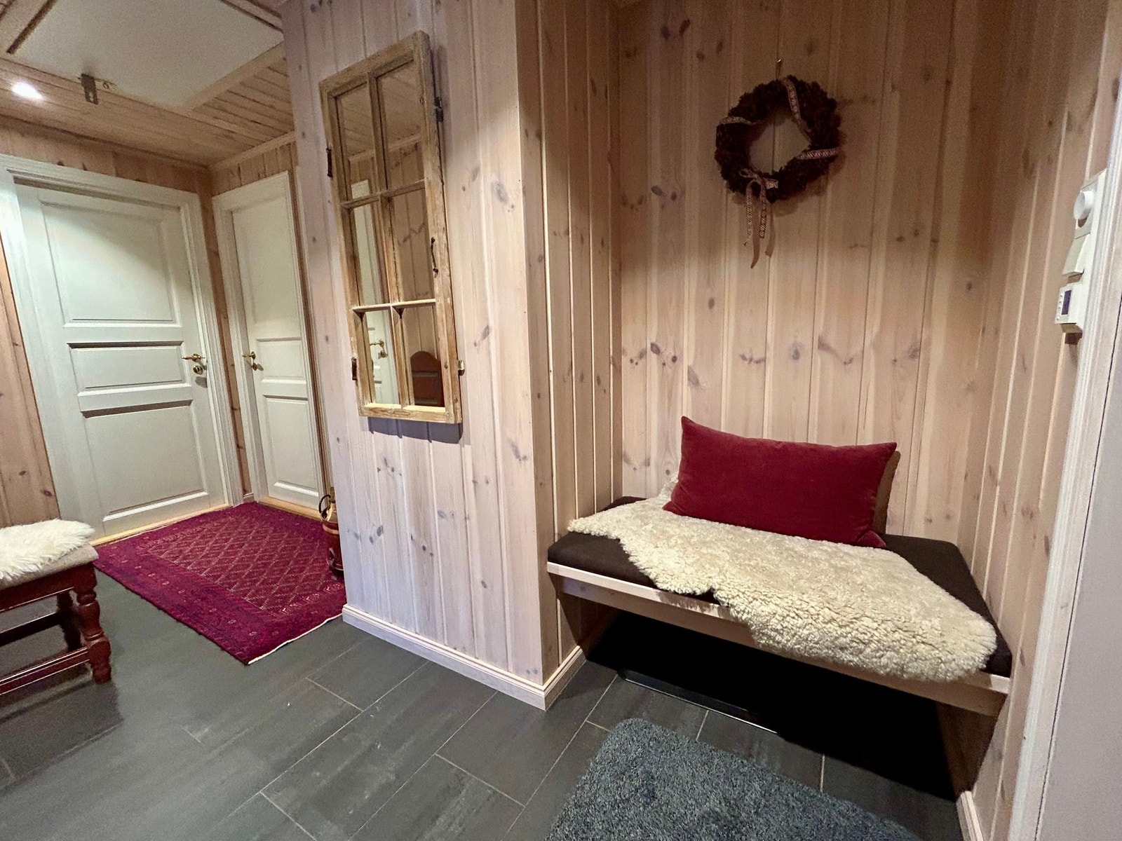 Hyggelig entré med god plass. Fliser med varmekabler på gulv. Galleribilde