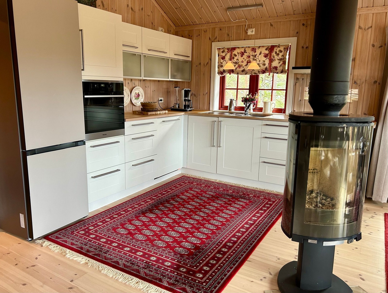 Praktisk Ikea-kjøkken med store skuffer. Nytt kjøleskap med frys. Galleribilde