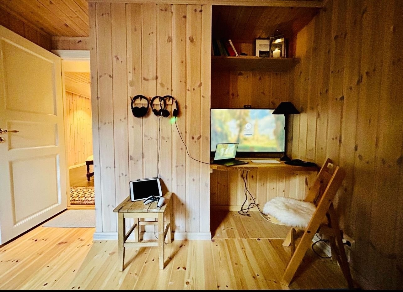 Hyttekontor med med eikeplate som skrivebord. Galleribilde