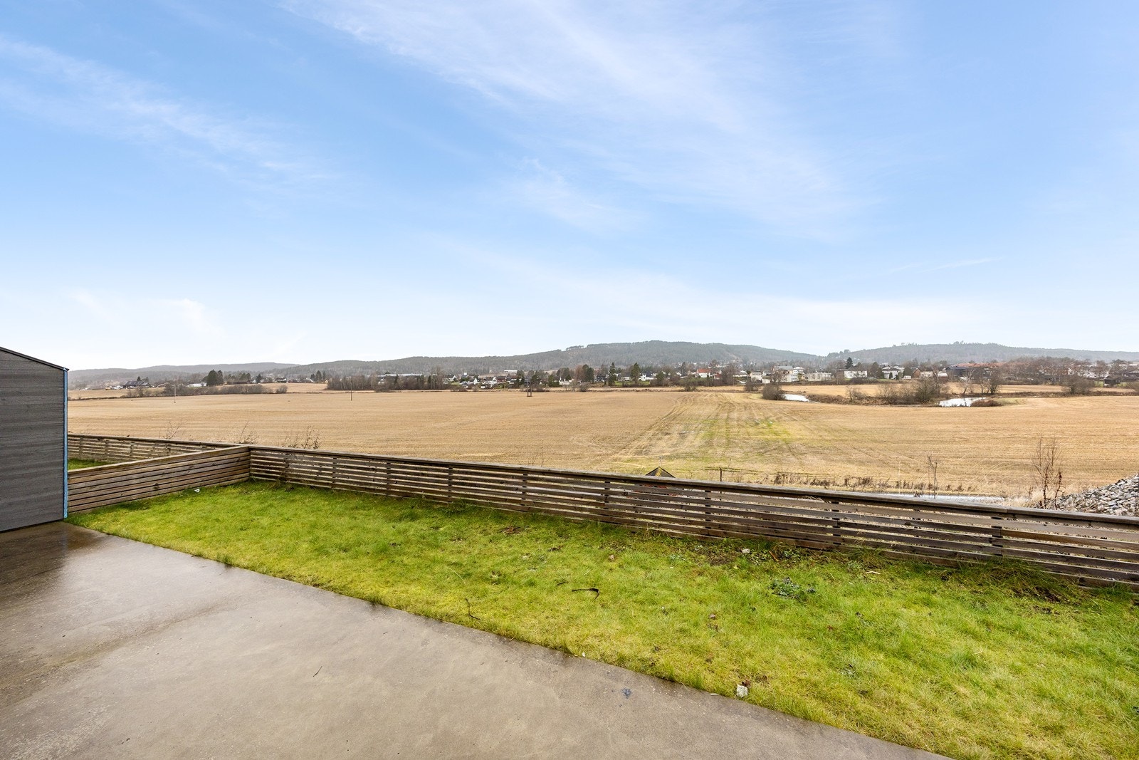 Fra eiendommen er det umiddelbar nærhet til skogen og friarealer med blant annet vann, turstier og en gapahuker med grillplasser. I nærområdet er det ballbinge med kunstgress og flere lekeplasser. Området er rolig og familievennlig. Galleribilde