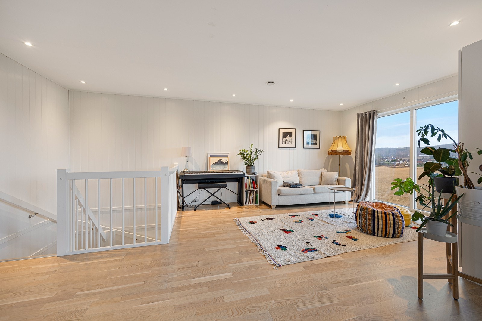 En trapp i hovedstuen tar deg ned til en kjærkommen stue for familien, et ekstra oppholdsrom til lek, vennebesøk og avslapning. Galleribilde