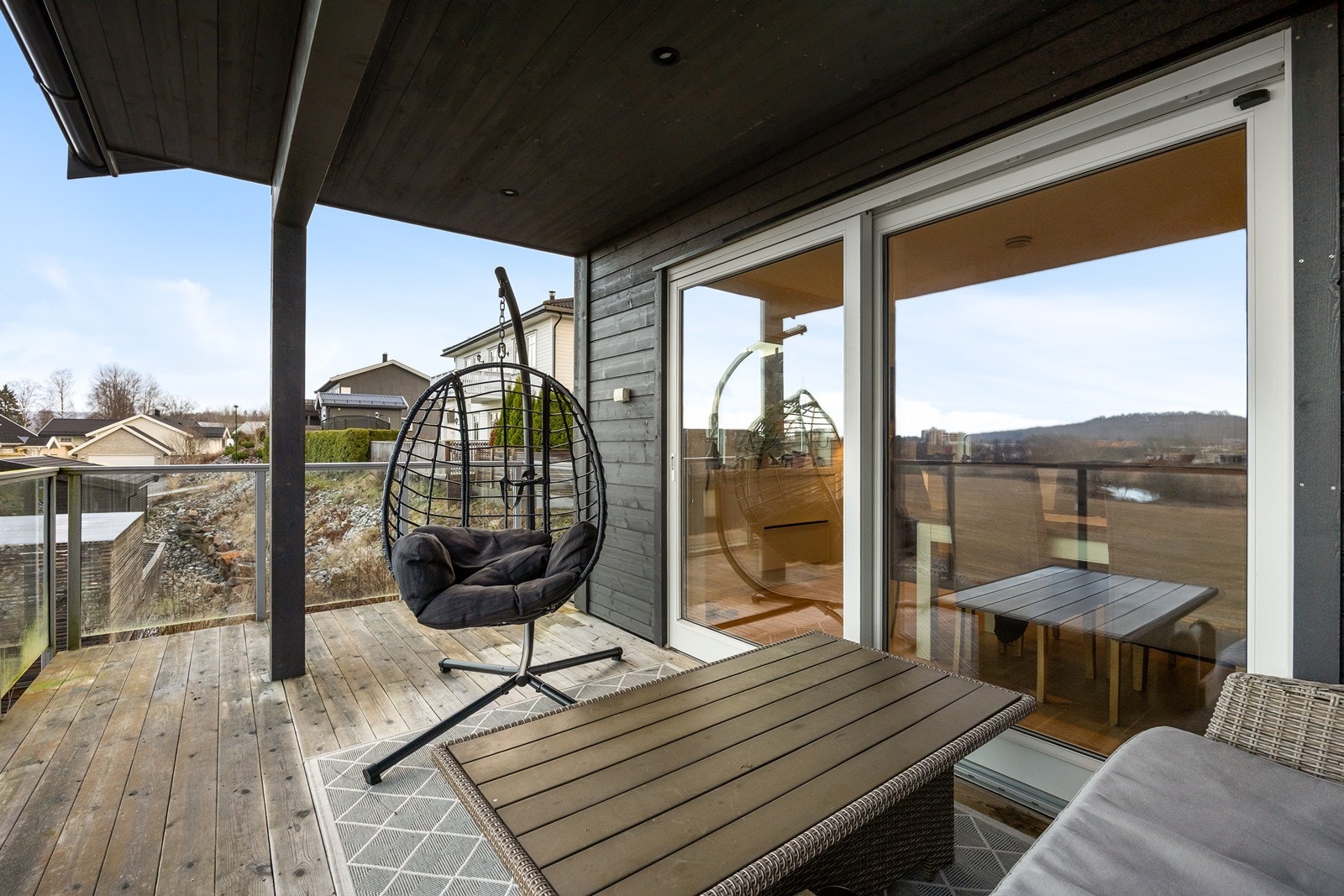 Sommerdagene tilbringes også på en delvis overbygd veranda utenfor hovedstuen. Verandaen måler ca. 14 kvm, utstyrt med downlights og stikkontakt. Glassflater langs rekkverket ivaretar den flotte utsikten. Galleribilde