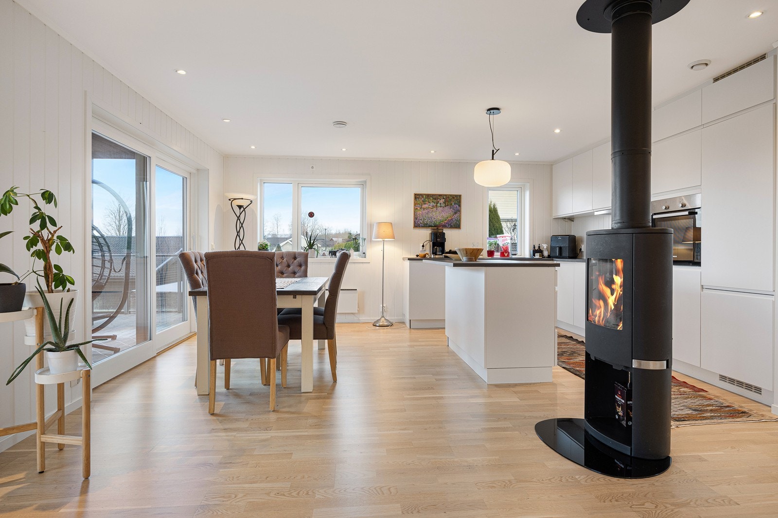 Kjøkkenet er stort og moderne med god skap- og benkeplass. En funksjonell L-form suppleres av en praktisk øy med egen barløsning. Galleribilde