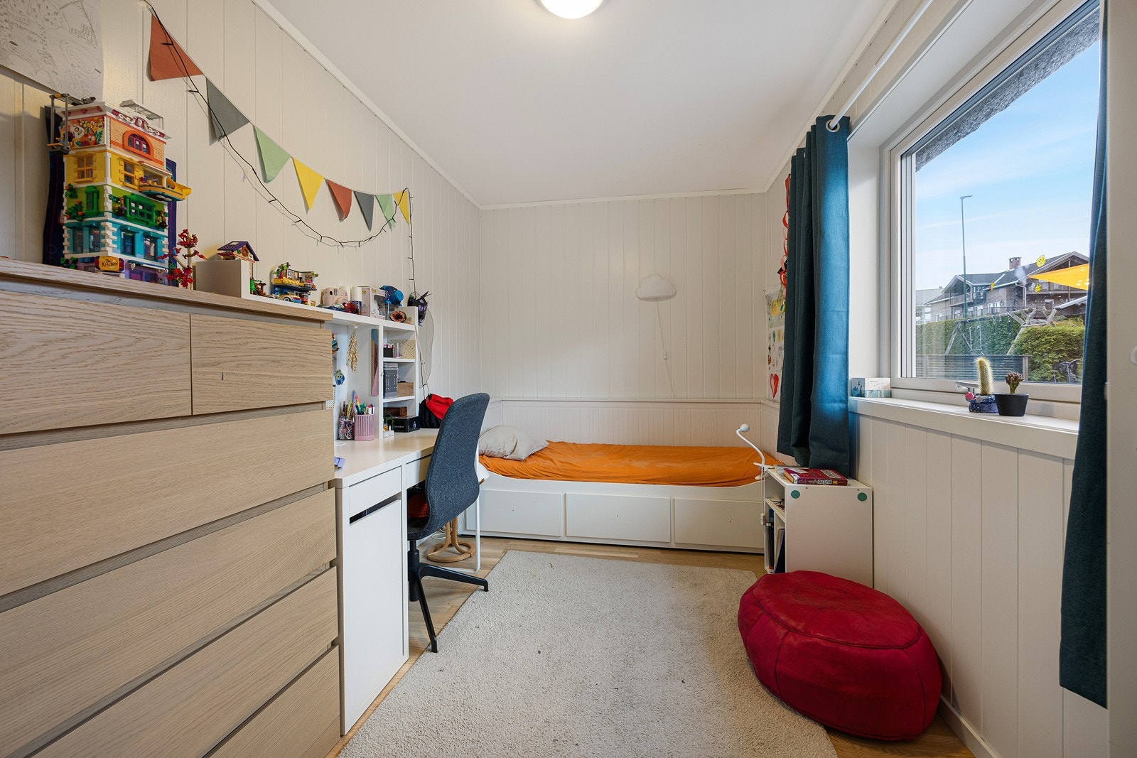 Boligen har tre pene soverom, hvorav ett i hovedetasjen og to i underetasjen. Soverommet i hovedetasjen ligger inntil entreen. Rommet er holdt i lyse, delikate farger. Galleribilde