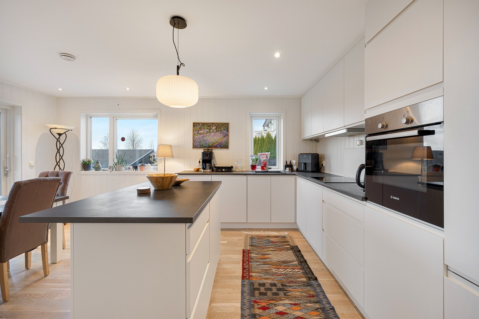 Innredningen har hvite, glatte fronter, benkeplate av laminat og nedfelt oppvaskkum i kompositt. Alle hvitevarene er integrerte, bestående av platetopp, stekeovn, oppvaskmaskin og en kombinert kjøl/frys. Galleribilde