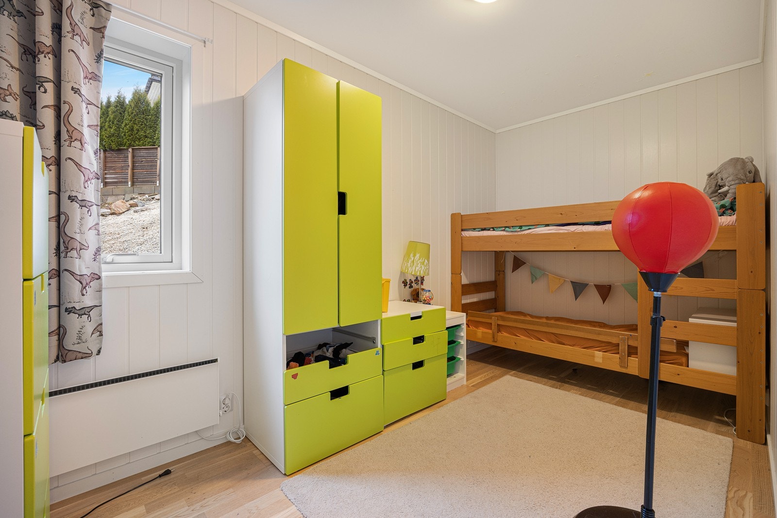 Det minste soverommet i underetasjen har for lite dagslysflate i forhold til dagens krav. Boligen har ekstra lagringsplass i en sportsbod ute og i en hendig bod i underetasjen. Galleribilde