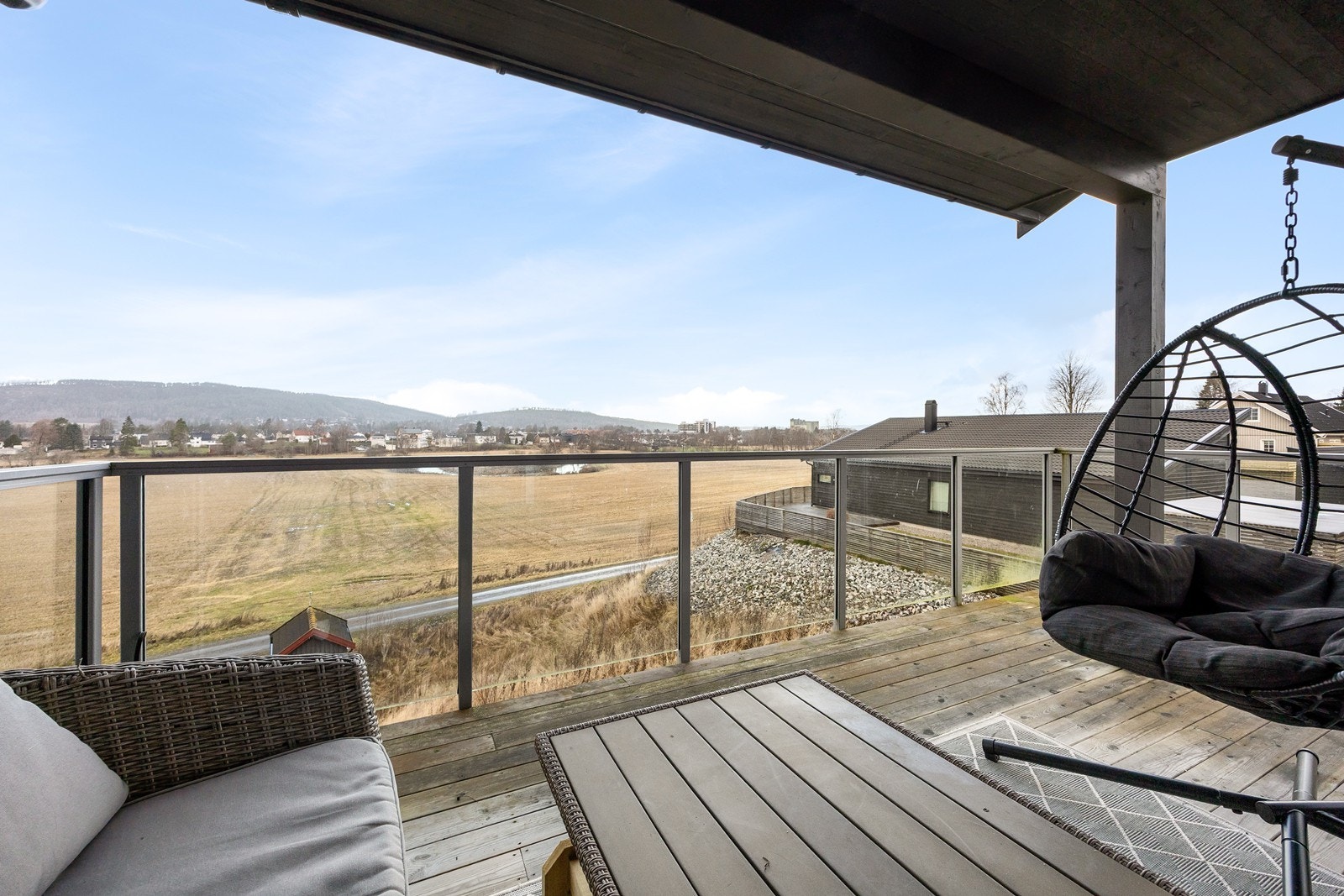 Boligen har en god internplassering på feltet; i første rekke med fri, vidstrakt og helt nydelig utsikt over store åkre, skogkledde åser og nærliggende hus. Galleribilde