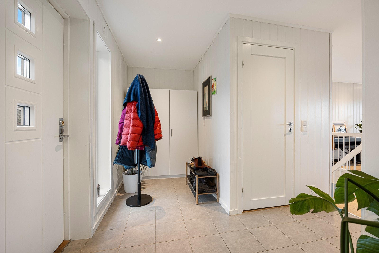 Det er god plass til yttertøy i to garderobeskap, og tilknyttet entreen har boligen et praktisk gjestetoalett. Galleribilde