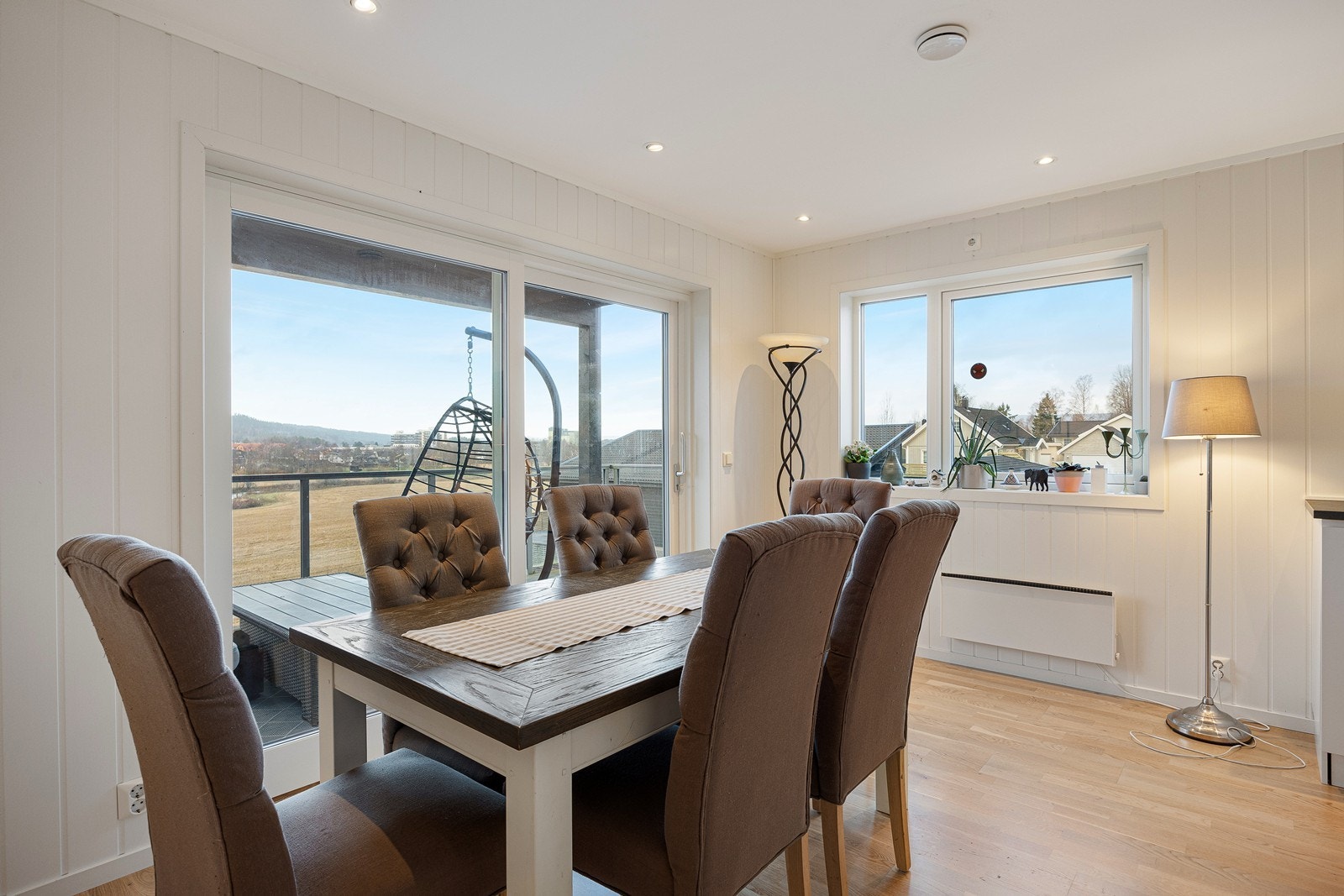 Flere vinduer går til gulvet, inkludert en skyvedør til den solrike verandaen. Dagslyset suppleres ypperlig av downlights rundt hele himlingen. Galleribilde