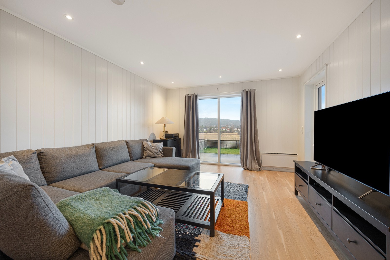 Fra stuen er det utgang til den store markterrassen. Galleribilde