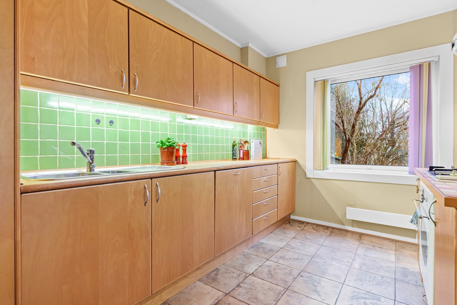 Kjøkkenet har integrert stekeovn med gasstopp, oppvaskmaskin og kjøl/fryseskap Galleribilde