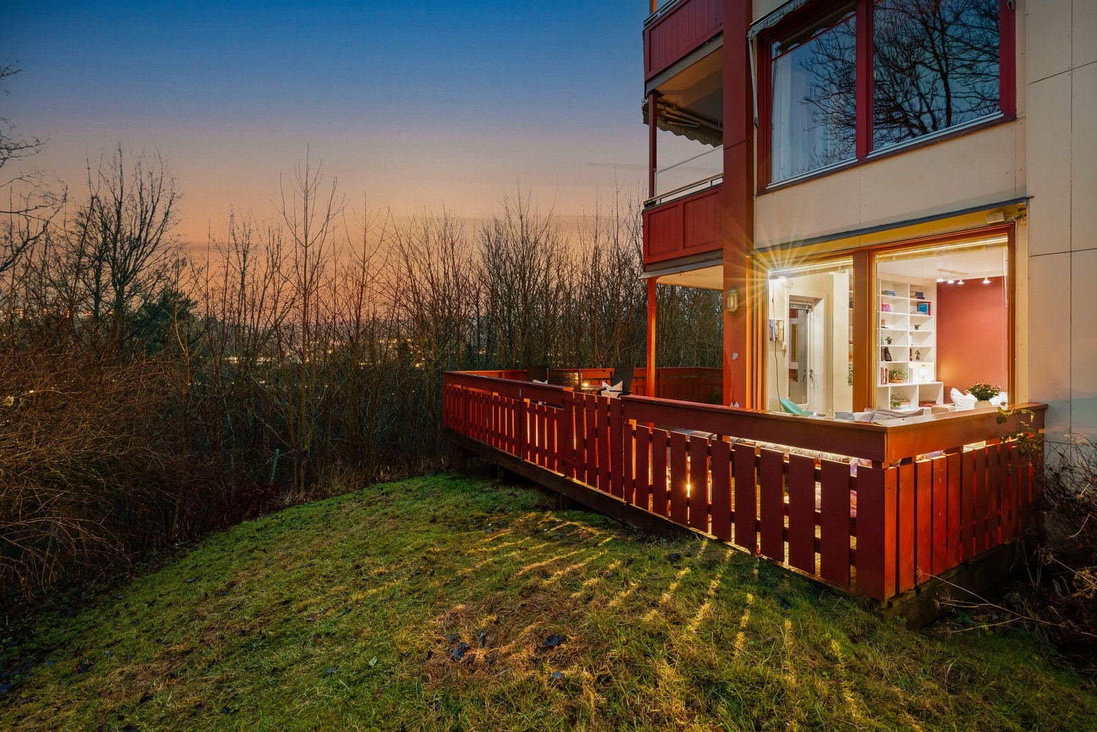 Terrassen og leiligheten ligger skjermet til på sameiets tomt Galleribilde