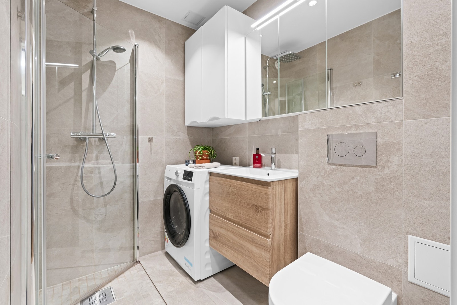 Fra entréen er det inngang til et delikat baderom pusset opp i 2024 Galleribilde