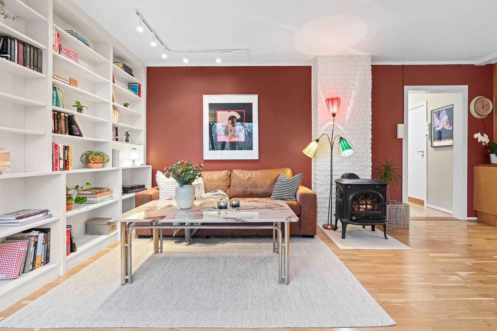 På gulvet er det parkett med varmefolie og veggene har malt tapet Galleribilde