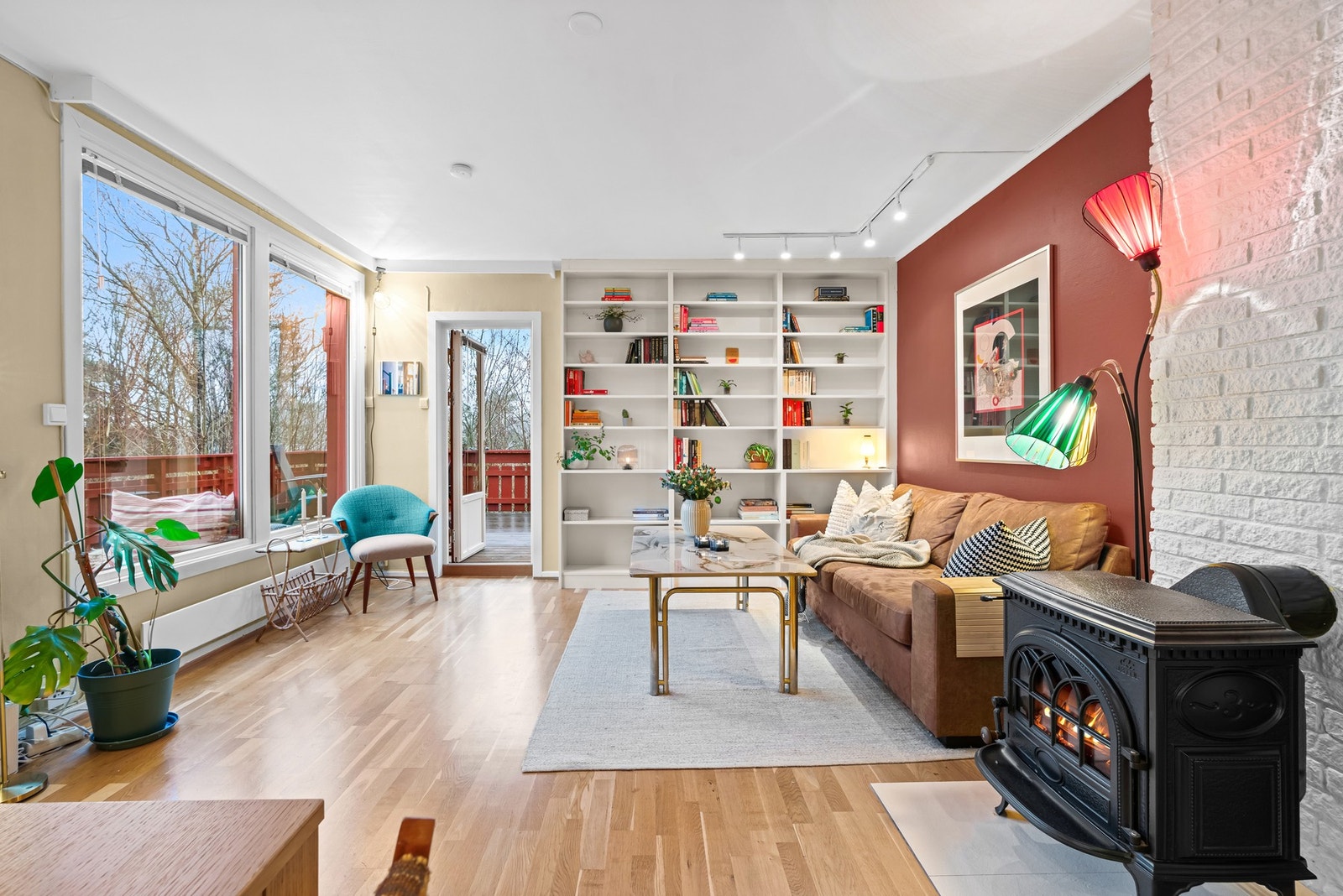 Stuen har godt med lysinnslipp fra store vinduer og utgang til terrasse Galleribilde