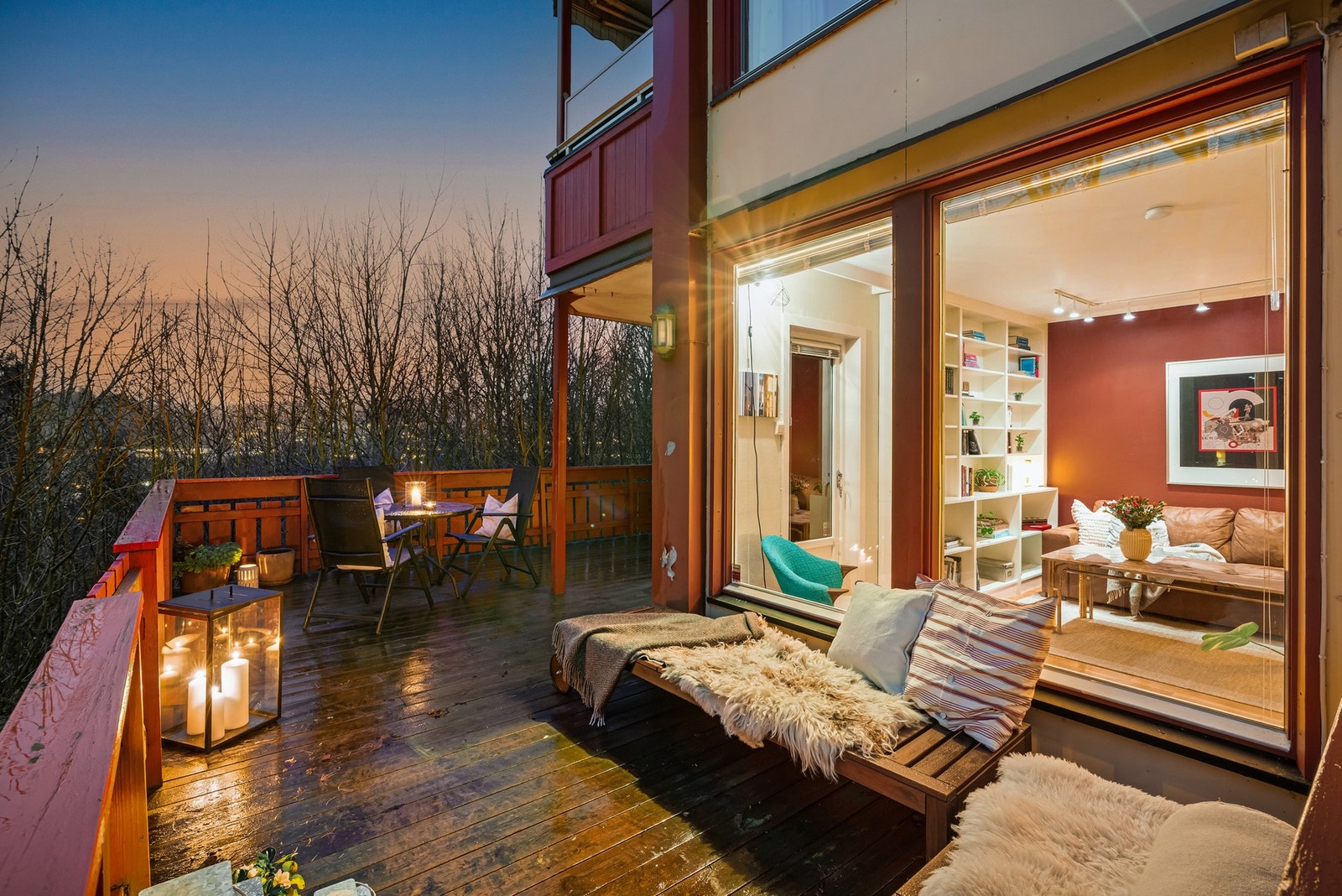 Fra stuen er det utgang til en stor, herlig markterrasse med port Galleribilde