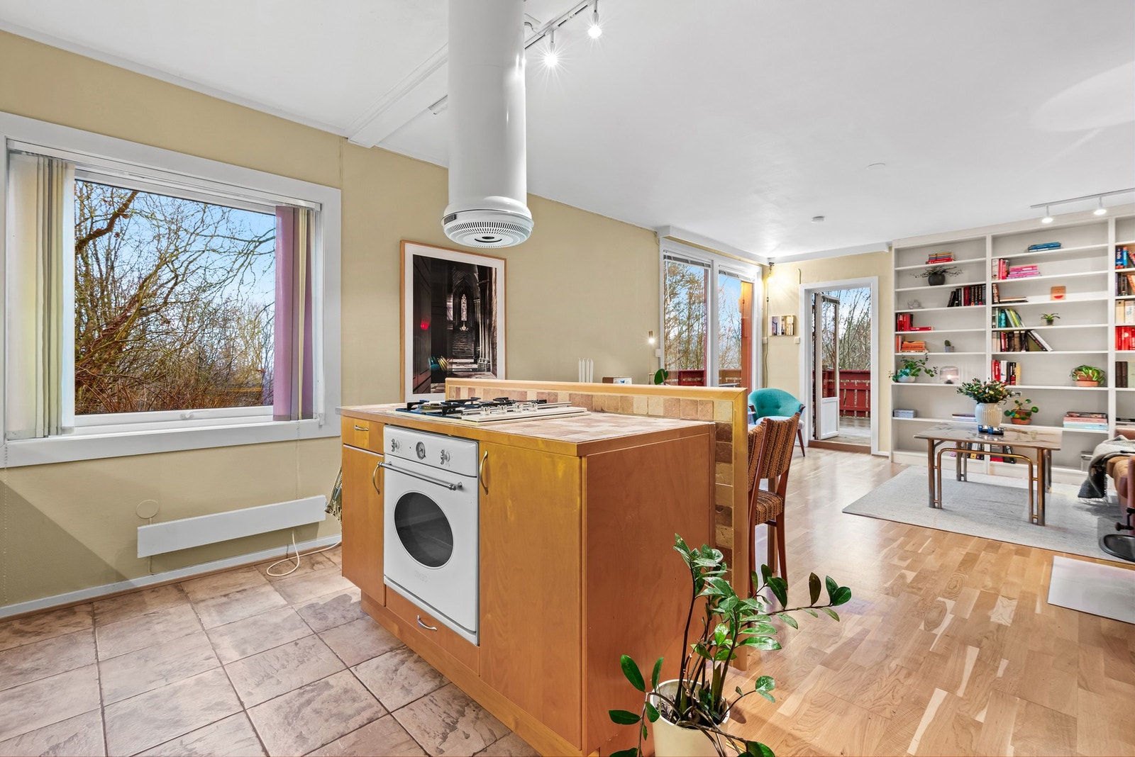 Kjøkkenet har godt med både skap- og benkeplass for deg som er glad i å lage mat Galleribilde