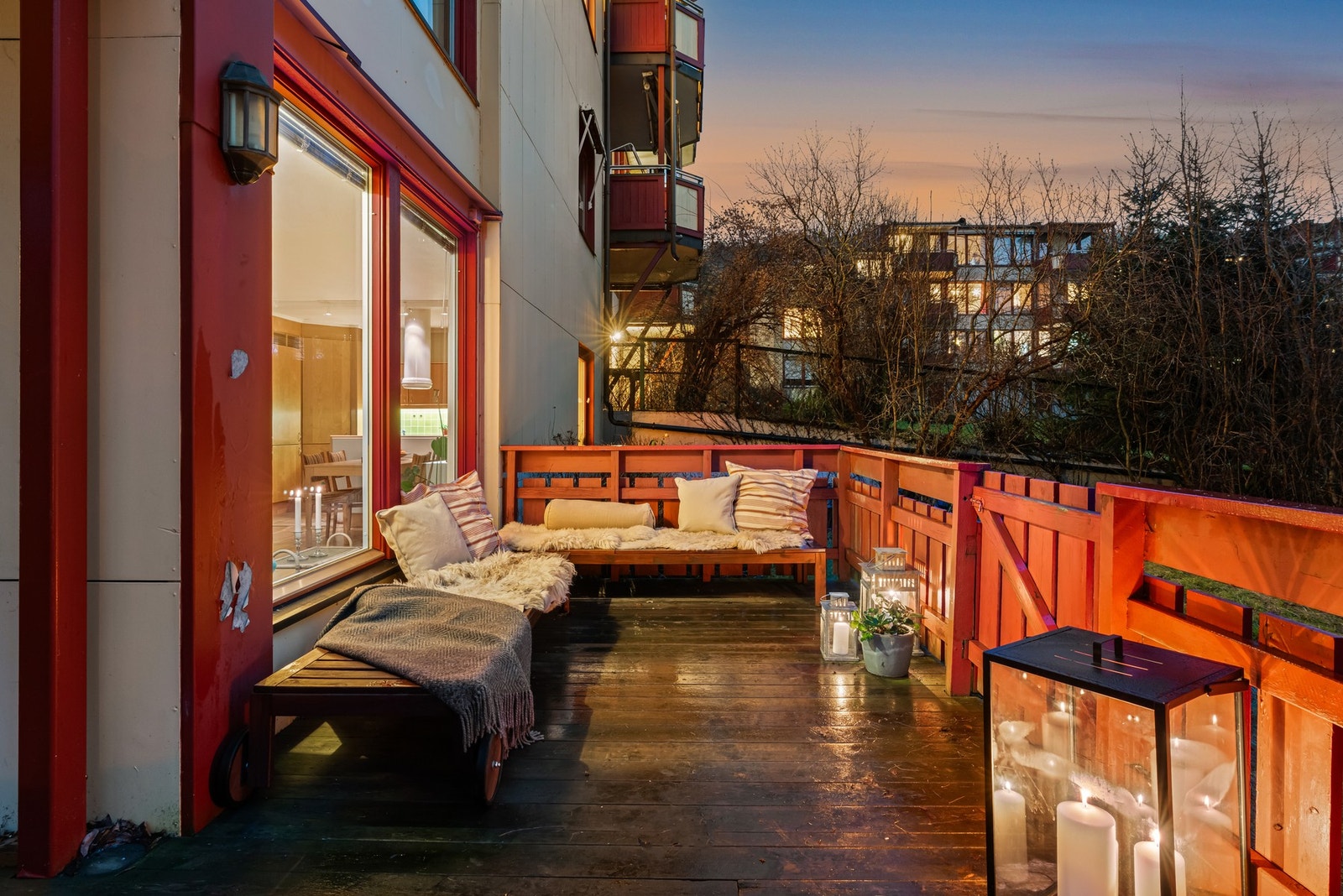 Her kan herlige sommerdager nytes, og terrassen er en fin forlengelse av stuen på sommerstid Galleribilde