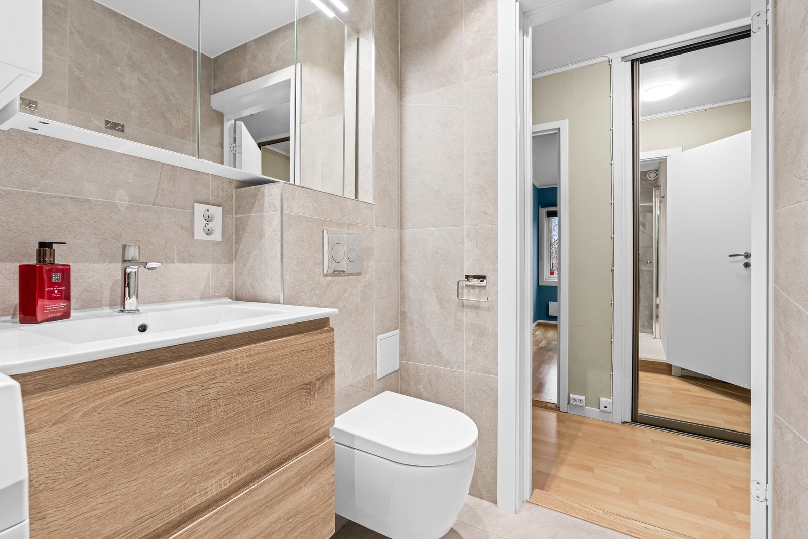 Det er opplegg for vaskemaskin, varmekabler i gulv og downlights i tak Galleribilde