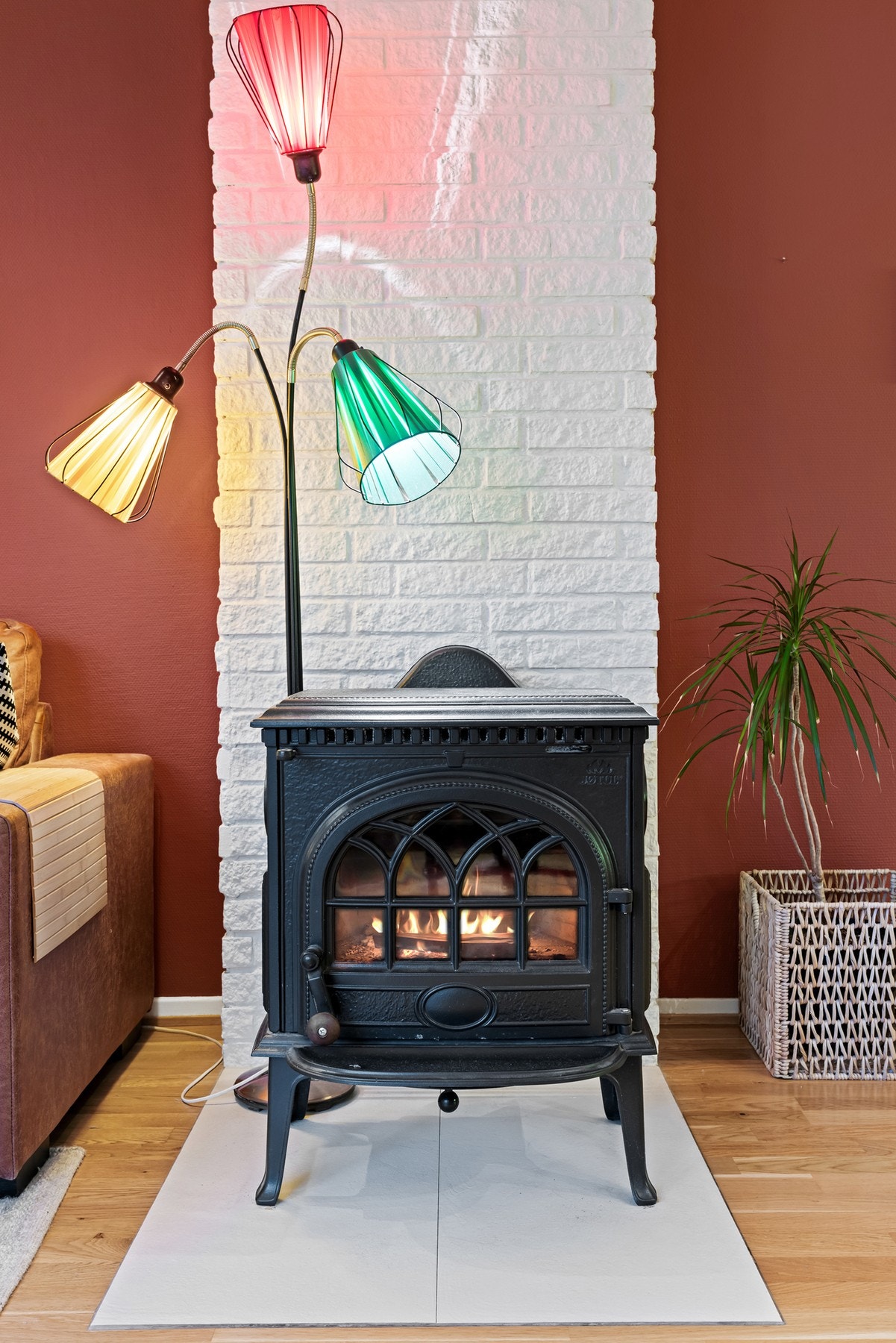 Stuen har også en koselig vedovn som er perfekt på kalde høst- og vinterdager Galleribilde