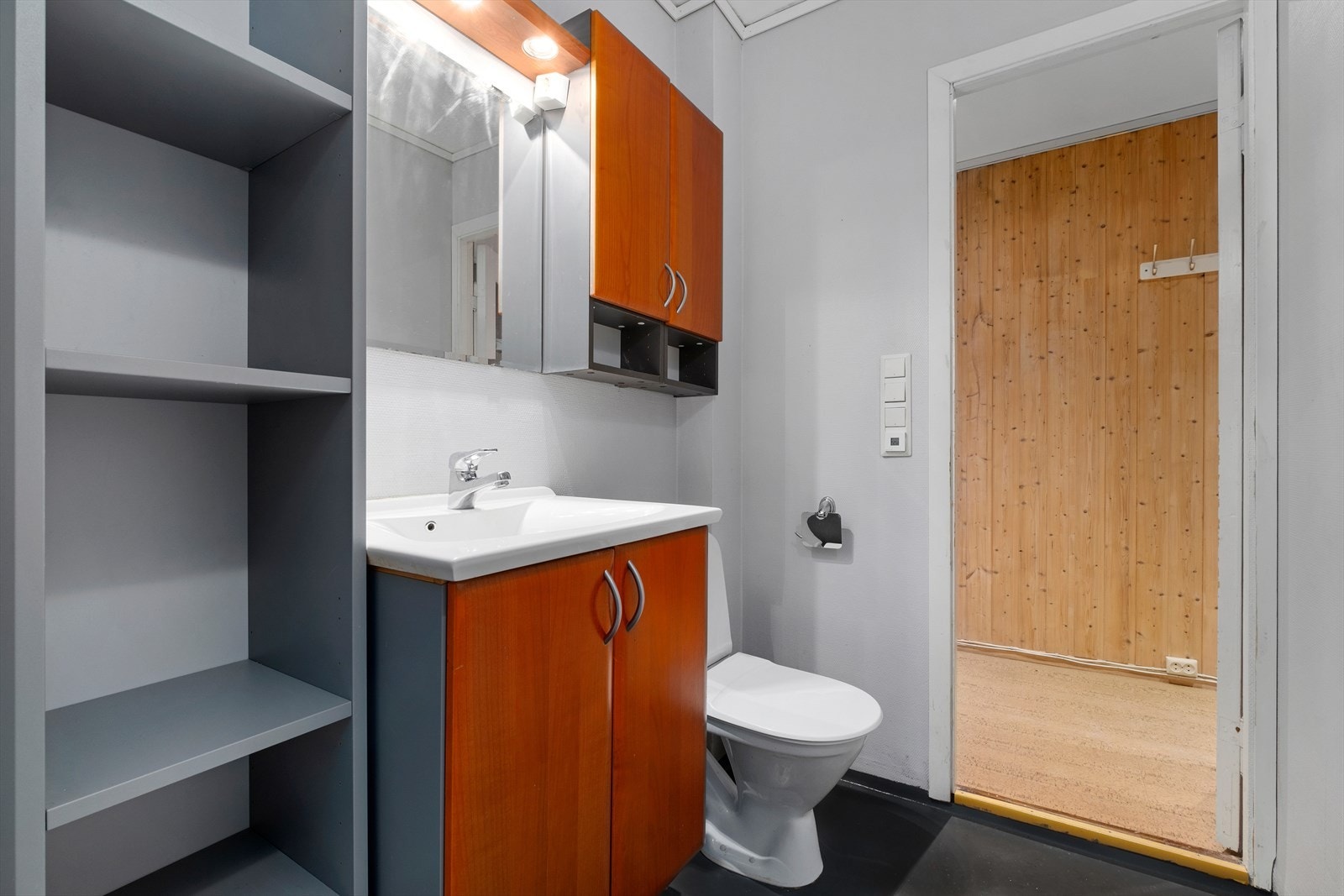 Bad med enkel og praktisk utforming. Galleribilde