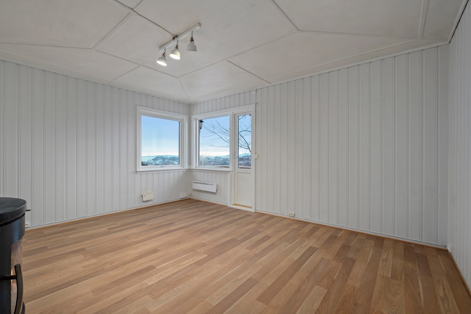 Fra stuen er det utgang til balkong - her får du panoramautsikt over Trondheim sentrum og Trondheimsfjorden. Galleribilde