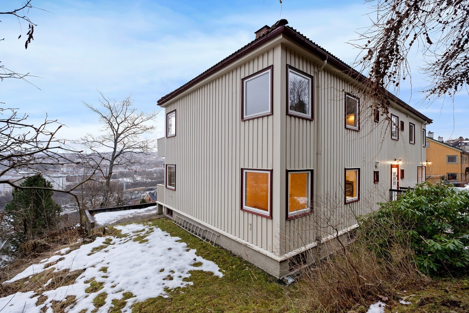 Boligen fremstår som godt vedlikeholdt utvendig. Det er bla. drenert og skifte flere vinduer. Galleribilde