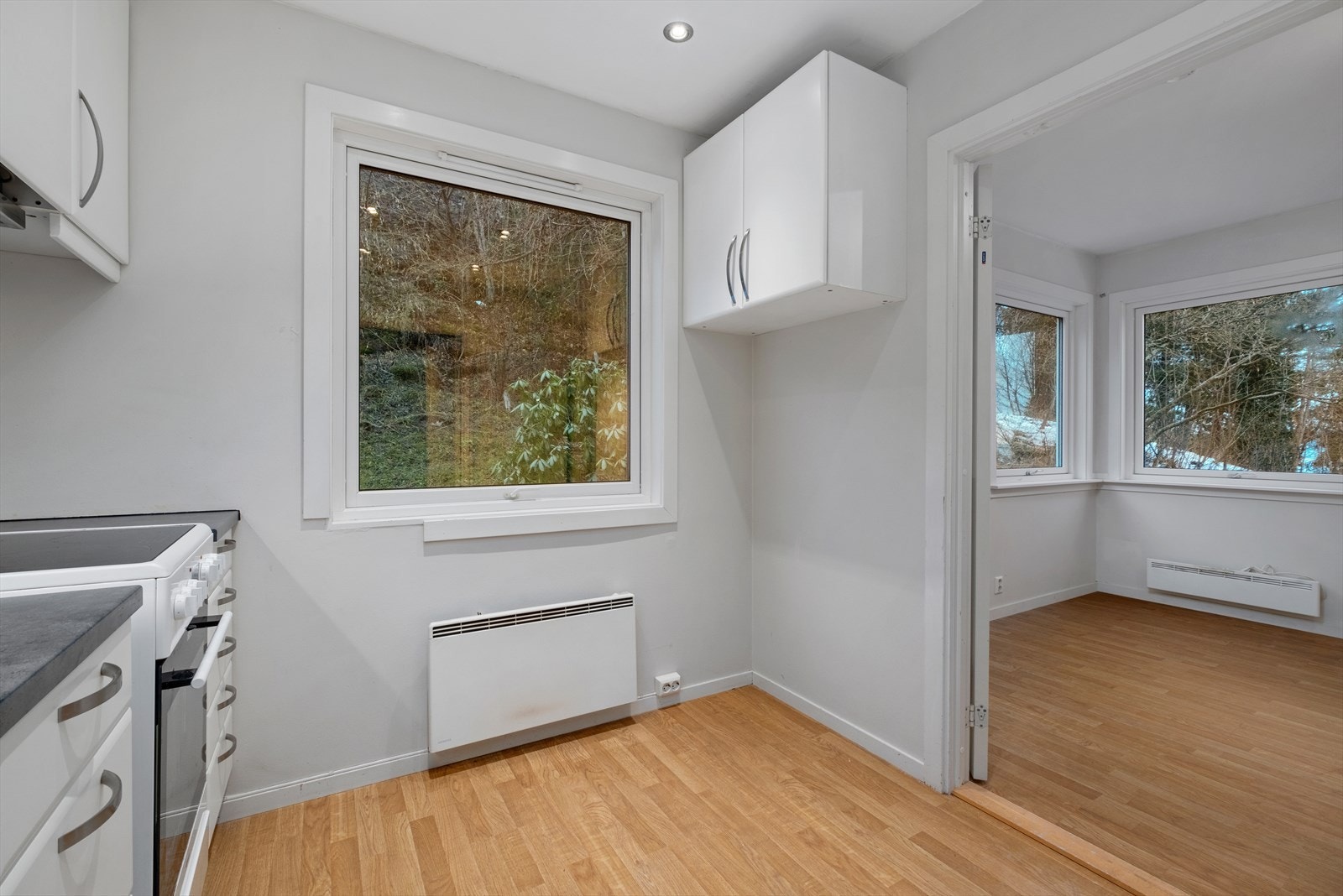 Ny vinkel av kjøkkenet som viser sammenhengen mellom rommene. Galleribilde