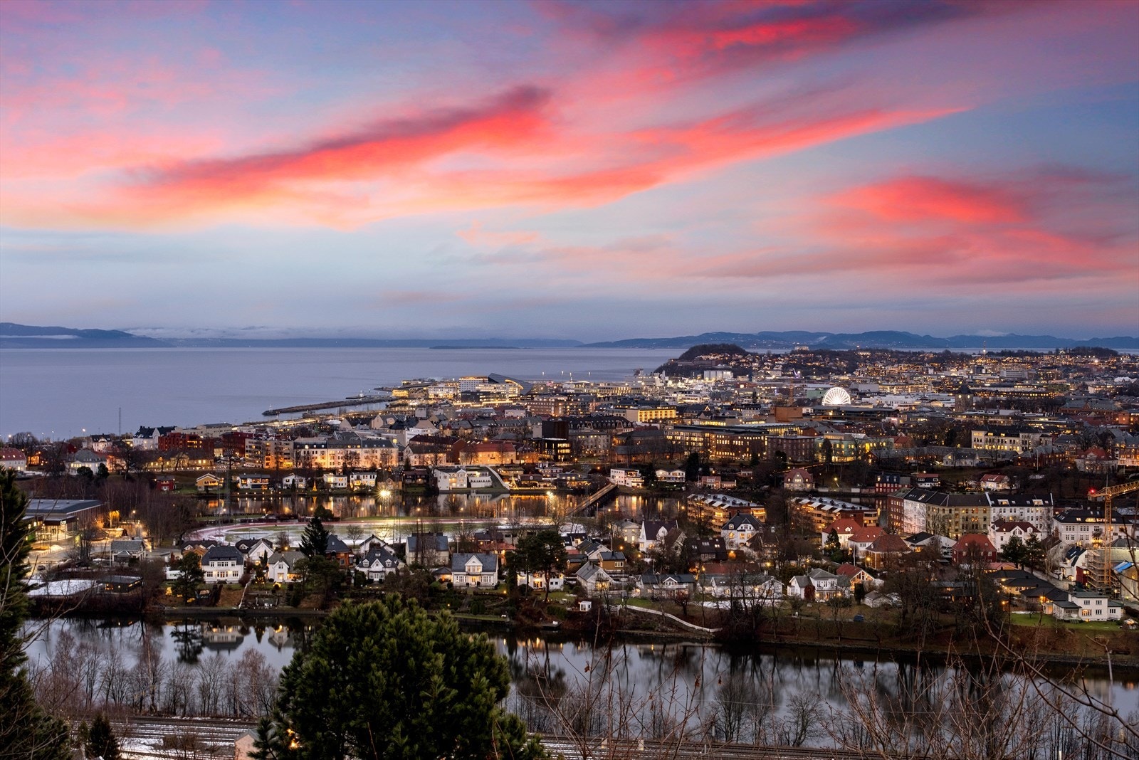 Enda et stemningsbilde av kveldsutsikten hvor beliggenheten virkelig kommer til sin rett. Galleribilde