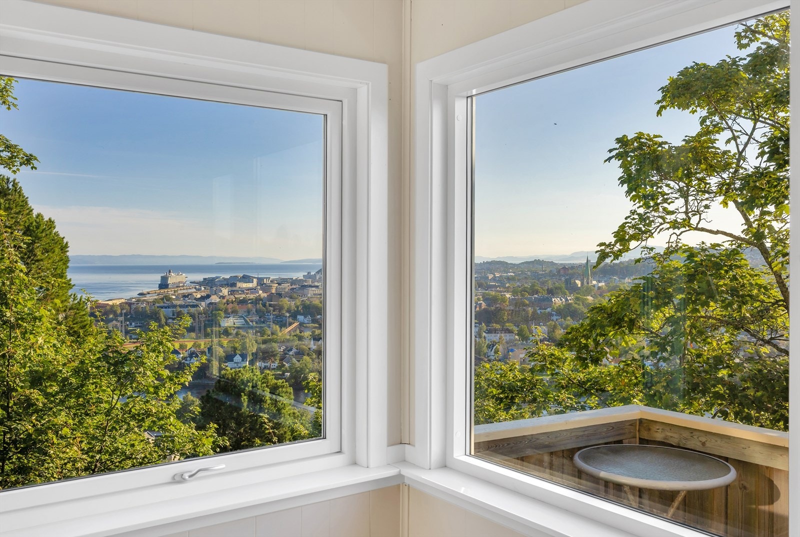 Fantastisk utsikt rett fra vinduene. Vinduer av nyere dato slipper inn rikelig med naturlig lys. Galleribilde