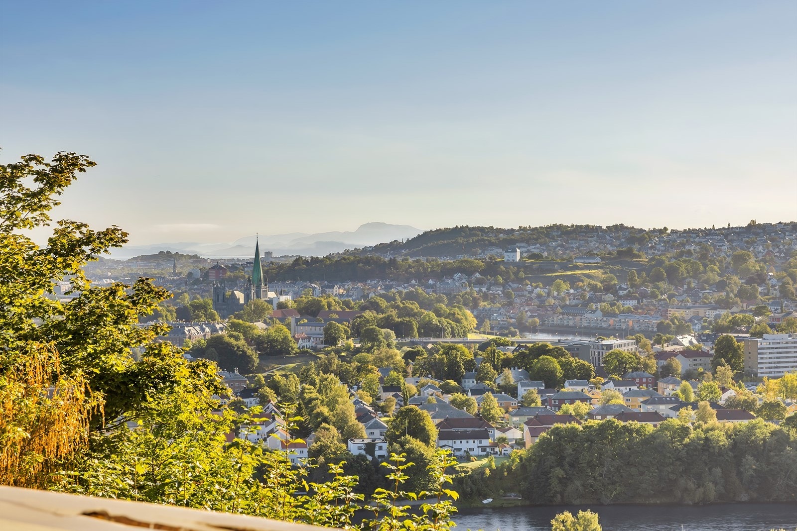 Balkongen på sommeren, perfekt for morgenkaffen med sol og utsikt. Galleribilde
