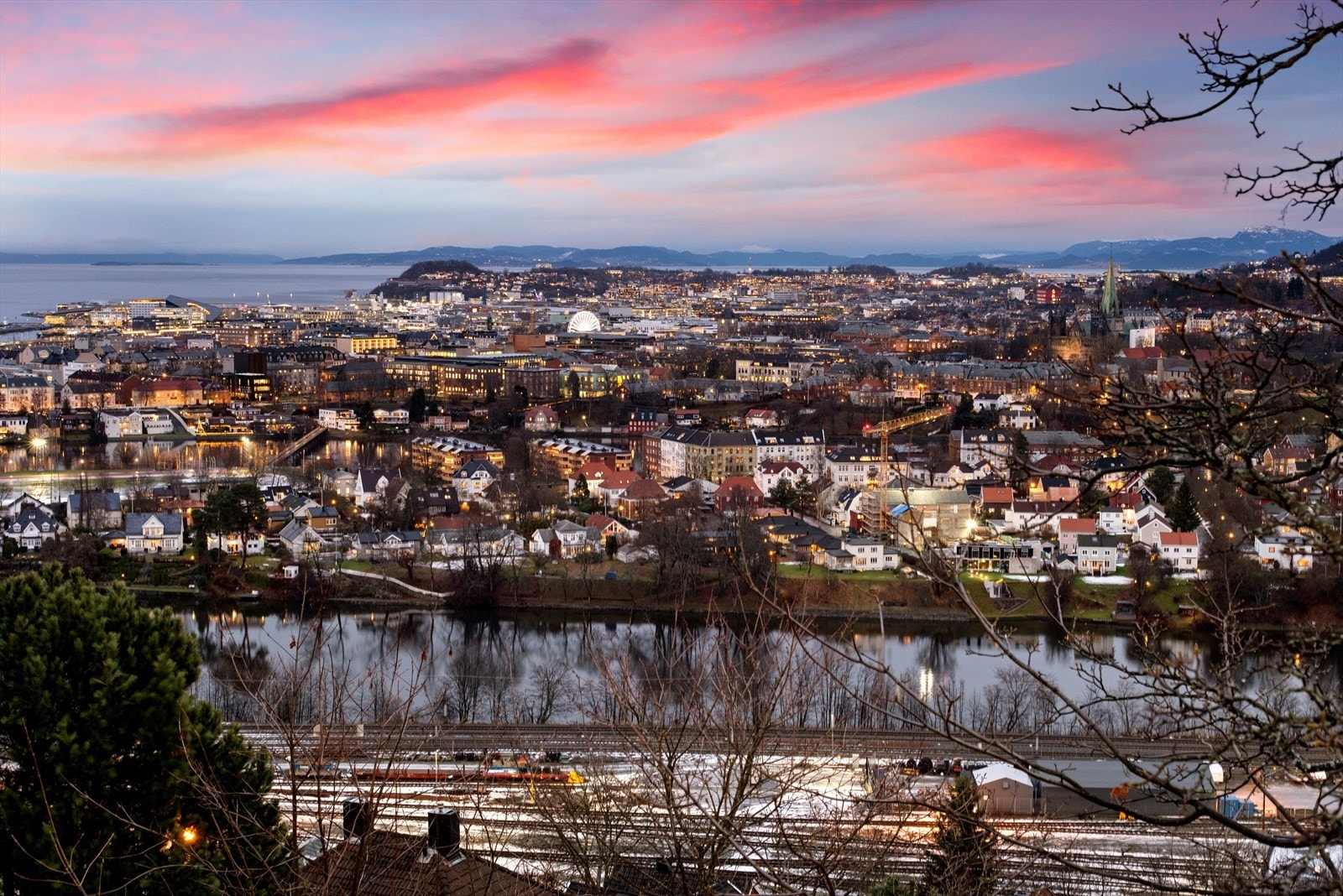 Panoramautsikt i skumringen, en sjelden kombinasjon av ro og bynærhet. Galleribilde