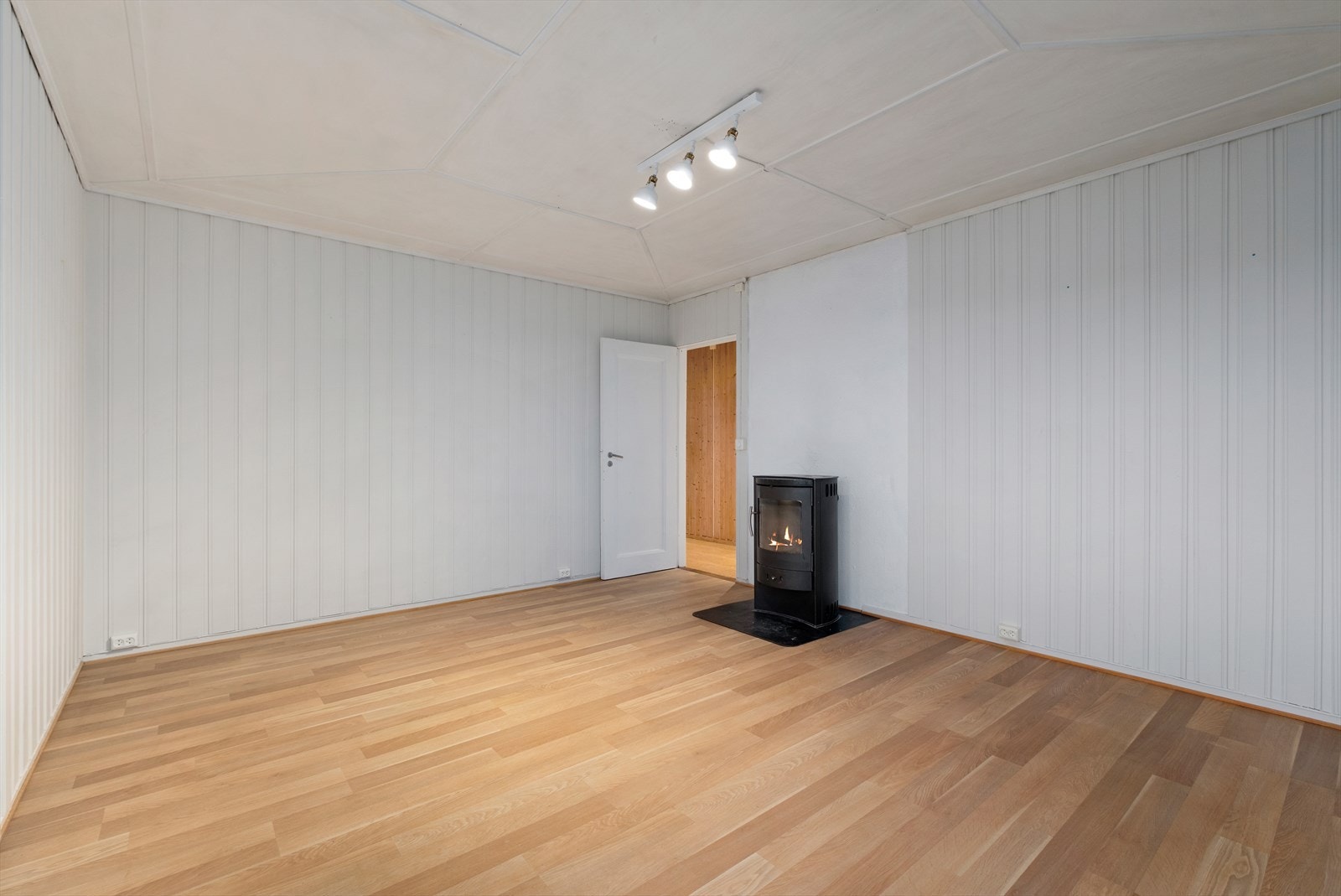 Ny vinkel av stuen hvor peisen blir et naturlig blikkfang i rommet. Galleribilde