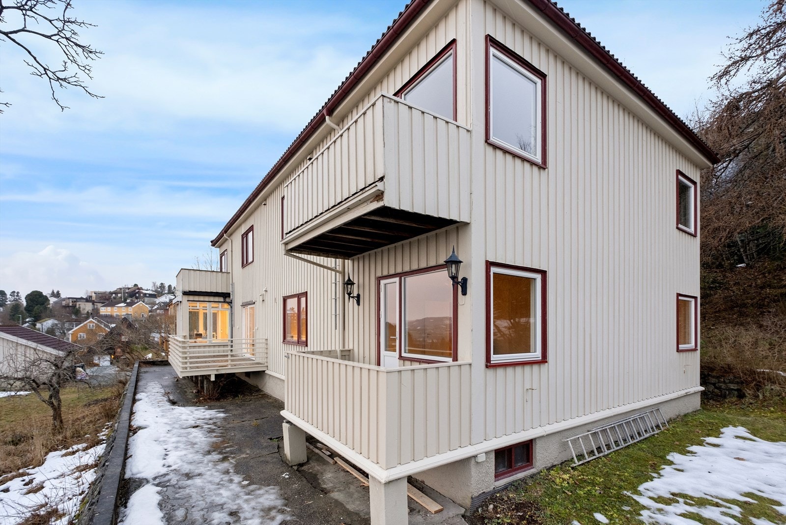 Balkongen har glimrende solforhold. Det åpne området i front gjør at utsikten blir svært god også. Galleribilde